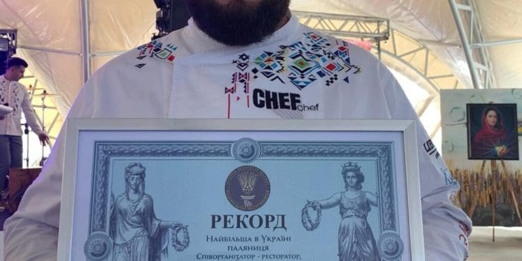 Рекорд: на Тернопільщині спекли найбільшу в Україні паляницю