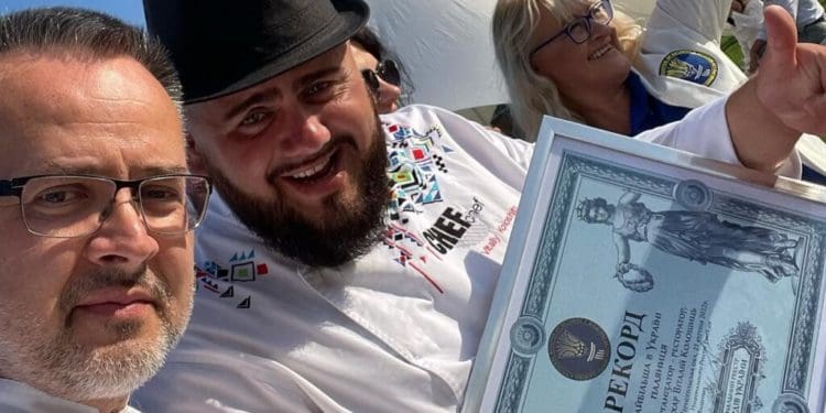 Рекорд: на Тернопільщині спекли найбільшу в Україні паляницю