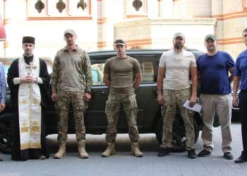 Два тернопільські благодійні фонди спільно передали автівку для ЗСУ