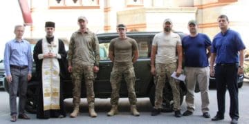 Два тернопільські благодійні фонди спільно передали автівку для ЗСУ