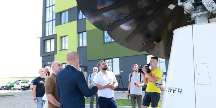 Сонячну панель Smartflower, яка працює за принципом соняшника, презентували у Тернополі