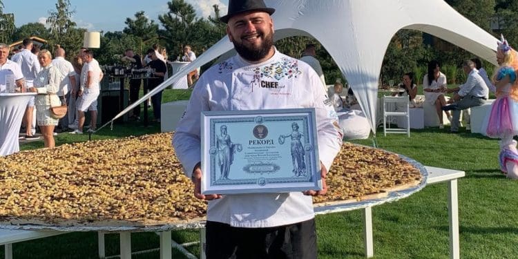 Рекорд: на Тернопільщині спекли найбільшу в Україні паляницю