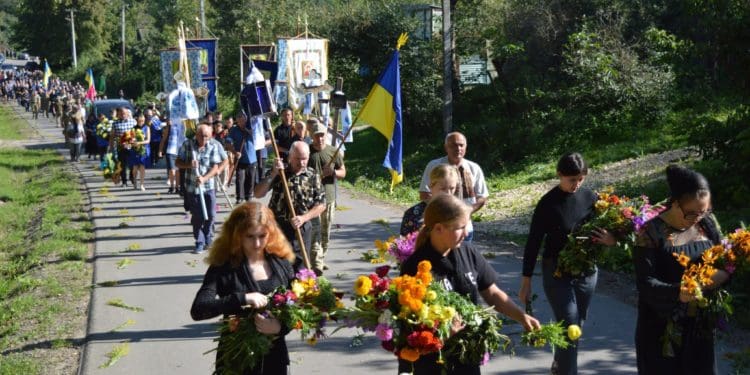 Квітчастою дорогою провели у вічність загиблого солдата Зіновія Зажерея