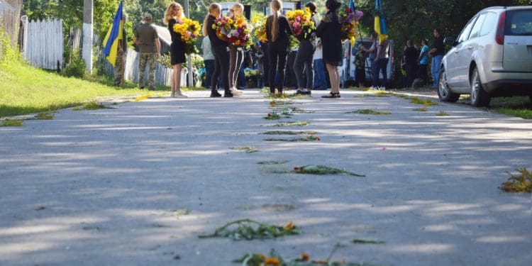 Квітчастою дорогою провели у вічність загиблого солдата Зіновія Зажерея