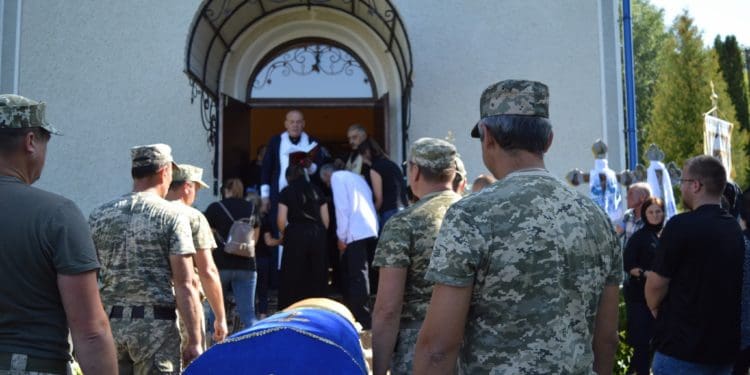 Квітчастою дорогою провели у вічність загиблого солдата Зіновія Зажерея