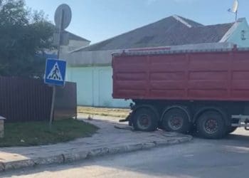 Голова Шумської громади розшукує автомобіль, який зруйнував тротуар