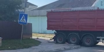 Голова Шумської громади розшукує автомобіль, який зруйнував тротуар