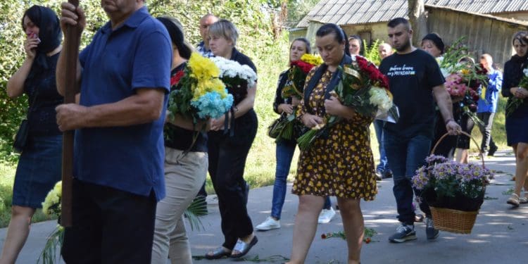 Квітчастою дорогою провели у вічність загиблого солдата Зіновія Зажерея