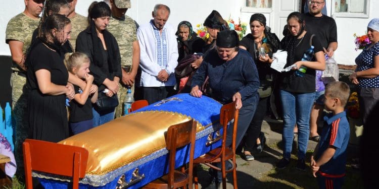 Квітчастою дорогою провели у вічність загиблого солдата Зіновія Зажерея