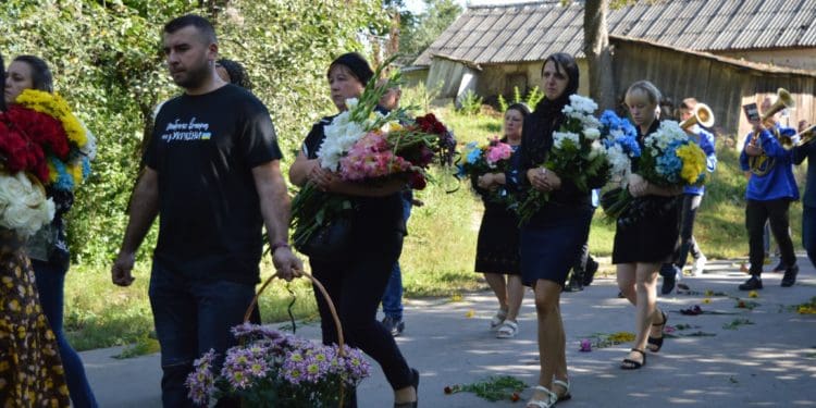 Квітчастою дорогою провели у вічність загиблого солдата Зіновія Зажерея