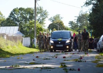 Квітчастою дорогою провели у вічність загиблого солдата Зіновія Зажерея
