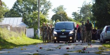 Квітчастою дорогою провели у вічність загиблого солдата Зіновія Зажерея