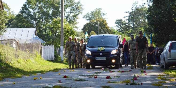 Квітчастою дорогою провели у вічність загиблого солдата Зіновія Зажерея