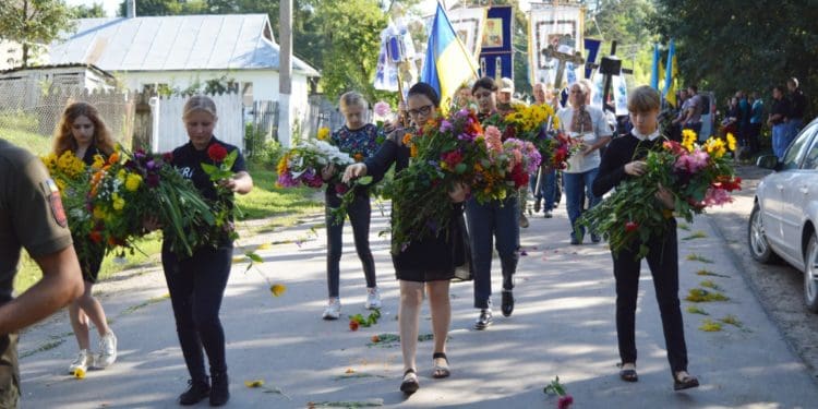 Квітчастою дорогою провели у вічність загиблого солдата Зіновія Зажерея