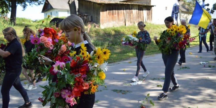 Квітчастою дорогою провели у вічність загиблого солдата Зіновія Зажерея