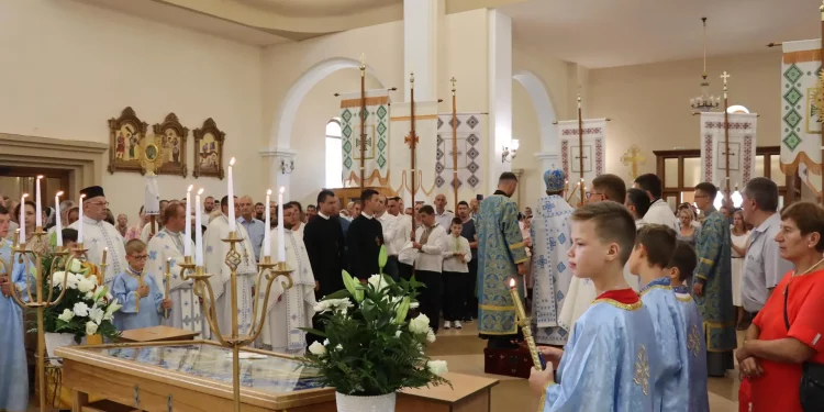 Молилися за мир та воїнів: святкове богослужіння у церкві Успіння Пресвятої Богородиці