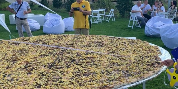 Рекорд: на Тернопільщині спекли найбільшу в Україні паляницю