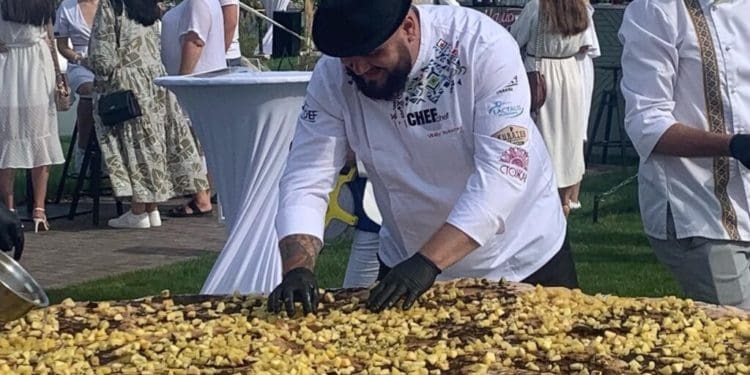 Рекорд: на Тернопільщині спекли найбільшу в Україні паляницю