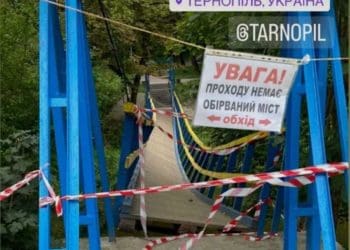 У Тернополі небезпека усюди: обірвався пішохідний міст у парку “Сопільче” (Відео)
