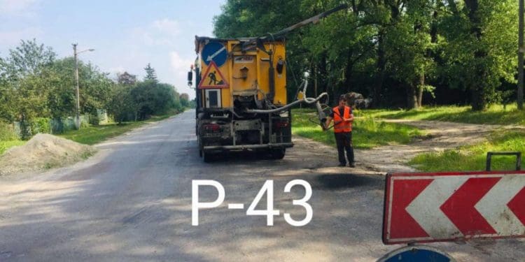 Працює спецтехніка: Нарешті ремонтують дорогу Тернопіль-Ланівці