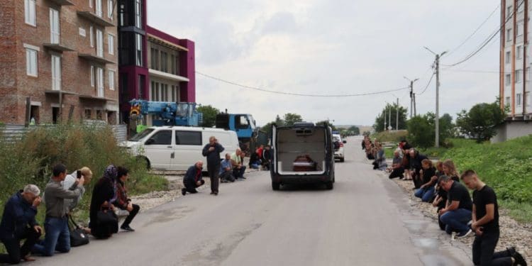 Тіло воїна Андрія Пачковського навколішки зустріли у Байковецькій громаді