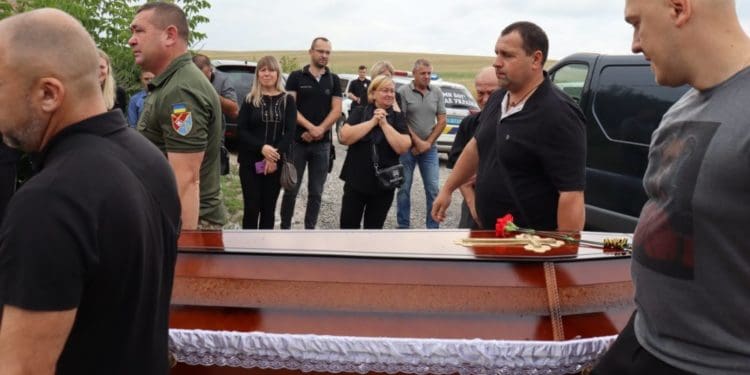 Тіло воїна Андрія Пачковського навколішки зустріли у Байковецькій громаді