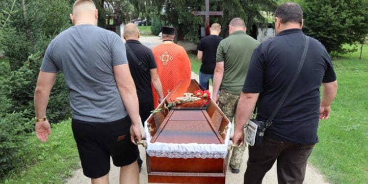 Тіло воїна Андрія Пачковського навколішки зустріли у Байковецькій громаді