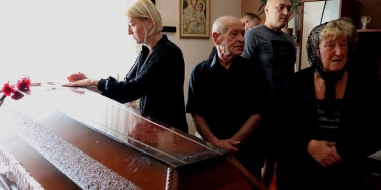 Тіло воїна Андрія Пачковського навколішки зустріли у Байковецькій громаді