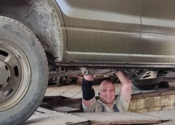 У Тернополі на одному з автосервісів безкоштовно ремонтують автомобілі для військових