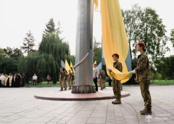 У Тернополі на центральній алеї парку Сопільче урочисто підняли Державний Прапор України