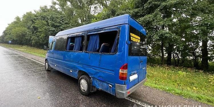 Рейсовий автобус і фура зіткнулися біля Тернополя: є потерпілі