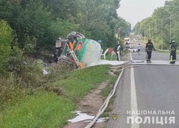 На трасі поблизу Чорткова перекинувся бензовоз