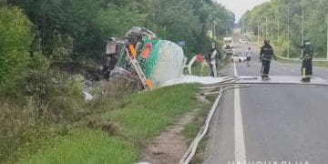 На трасі поблизу Чорткова перекинувся бензовоз