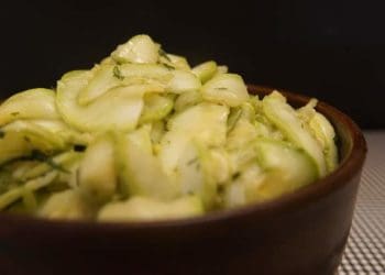 Мариновані кабачки з часником та зеленню: рецепт дня