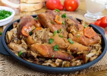 Кролик тушкований з печерицями: рецепт дня