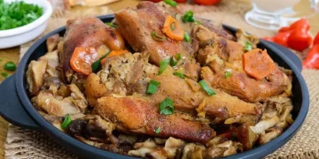 Кролик тушкований з печерицями: рецепт дня
