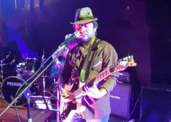 Відомий харківський музикант тепер плете маскувальні сітки у Кременці: історія переселенця