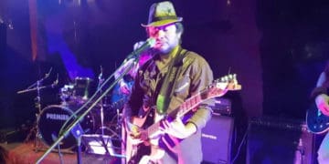 Відомий харківський музикант тепер плете маскувальні сітки у Кременці: історія переселенця