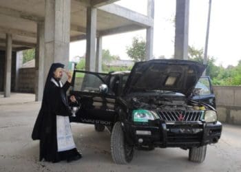 Владика Нестор освятив авто від Тернопільського благочиння для ЗСУ