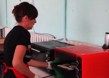 Печиво у формі карти України і з тризубом випікають волонтерки з Долини на Тернопільщині