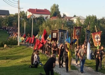 На Тернопільщині на колінах прощались із загиблим захисником