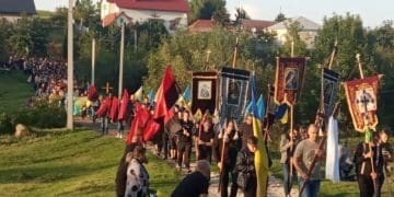 На Тернопільщині на колінах прощались із загиблим захисником