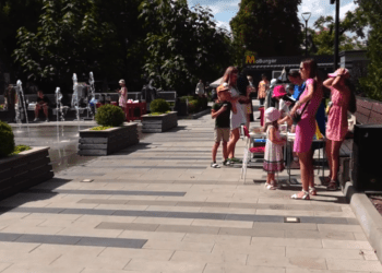 Вгадай країну за прапором: тернополянка придумала оригінальний спосіб заробітку, щоб підтримати ЗСУ