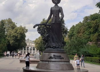 Унікальний монумент Соломії Крушельницької, встановлений у Тернополі, “святкує” день народження