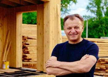 Тернопільський підприємець Тарас Демкура подарував модульний будиночок родині з Ірпеня