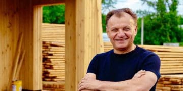 Тернопільський підприємець Тарас Демкура подарував модульний будиночок родині з Ірпеня