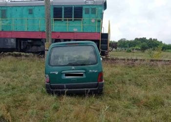 Автомобіль зіткнувся з потягом на Кременеччині