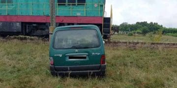 Автомобіль зіткнувся з потягом на Кременеччині