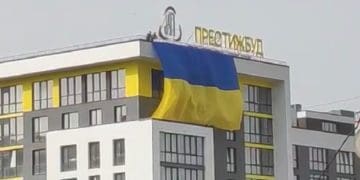 У Тернополі розгорнули найбільший прапор на житловому будинку