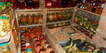 Чим слід запасатись вже зараз на зиму: список продуктів та предметів